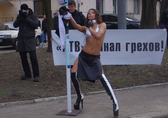 girl on street doing striptease show