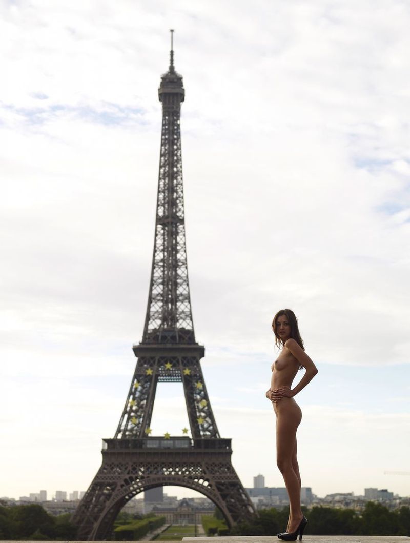 brunette girl in front of eiffel tower in paris