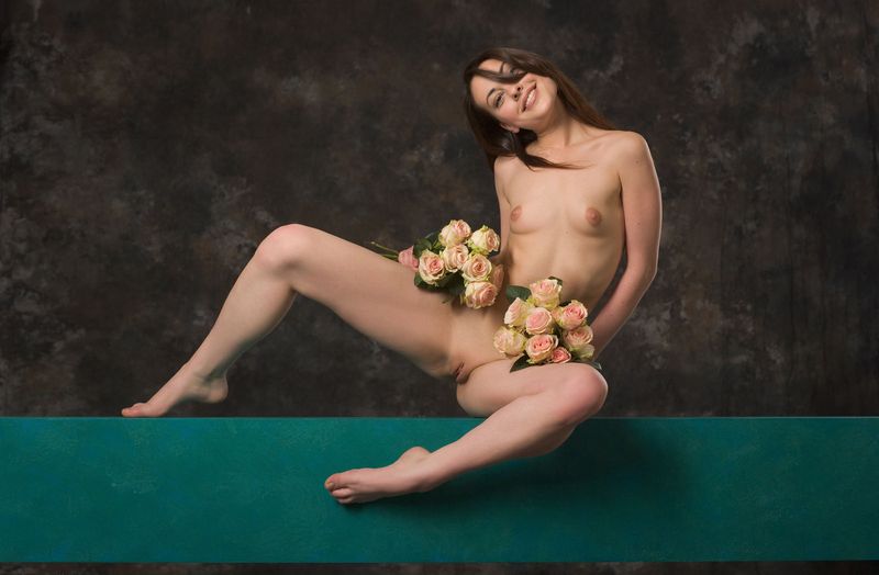 young brunette girl posing with pink roses