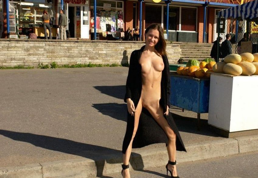 naked exhibitionistic girls reveal in public