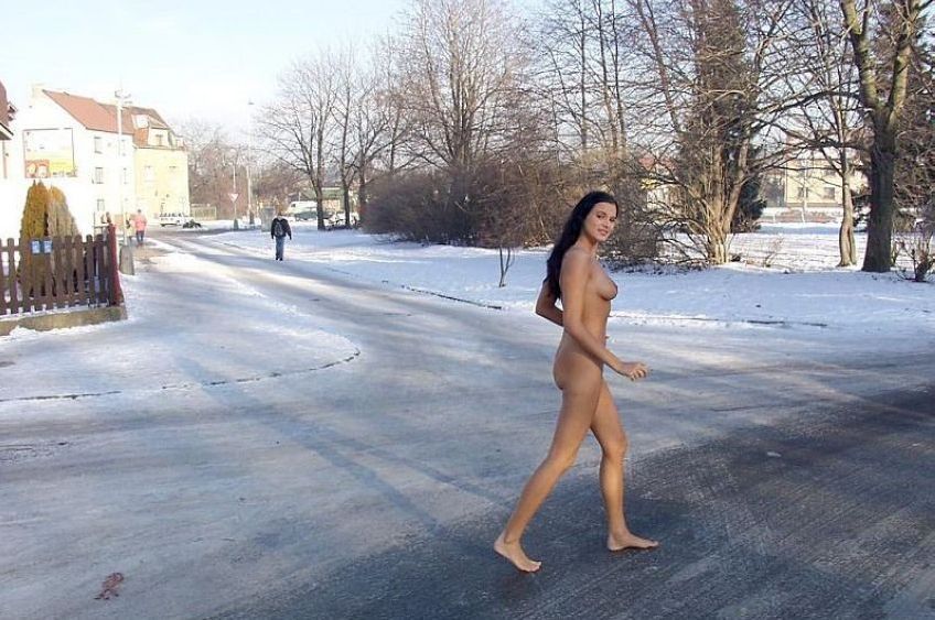 naked exhibitionistic girls reveal in public