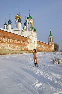 Babes: young girl loves the snow